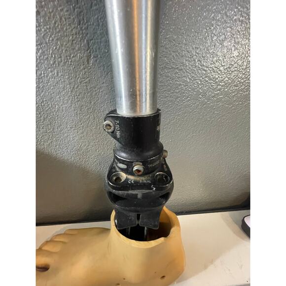 Ottobock Titan 4R52=5 Right Prosthetic Leg - Picture 8 of 11